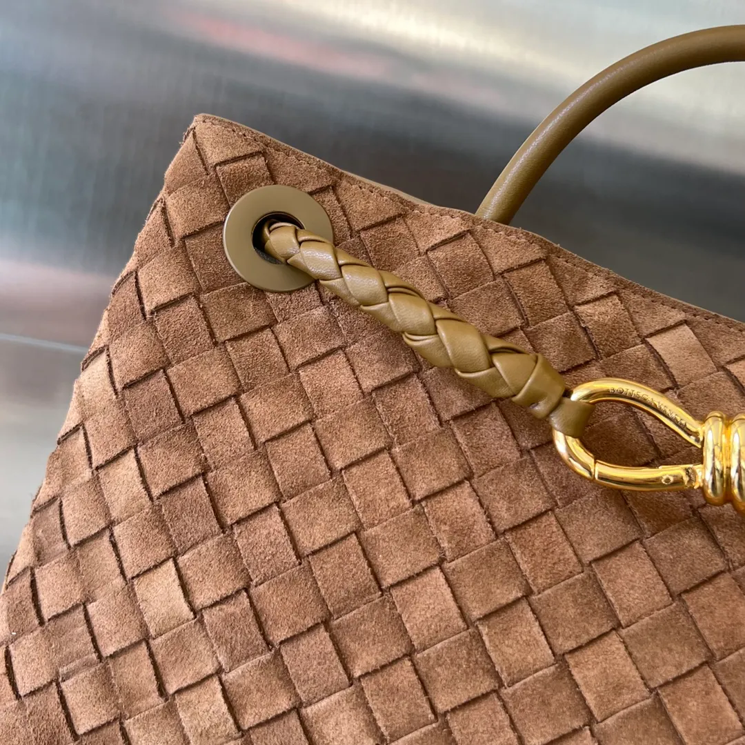 Batch 2360 #Bottega Veneta Yangjin Andiamo handbag, many stars have the same style 🎈 743572 Classic full-body leather weaving with golden knot buckle, stable and chic enough [Proud] The whole body is made of Nappa sheep leather, comfortable, soft and dynamic. The sliding metal knot buckle can adjust the shoulder strap, single shoulder/handbag/crossbody, multiple carrying methods, large bag capacity Suitable for commuting/daily use/traveling. This bag is divided into small/medium/large sizes. There is always one that suits you. Then take me with you🎀🎀 Size: 32.5x24x12 p3040